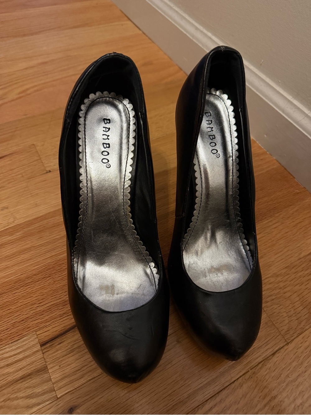 BAMBOO Black Pointed Pump with Silver Insole